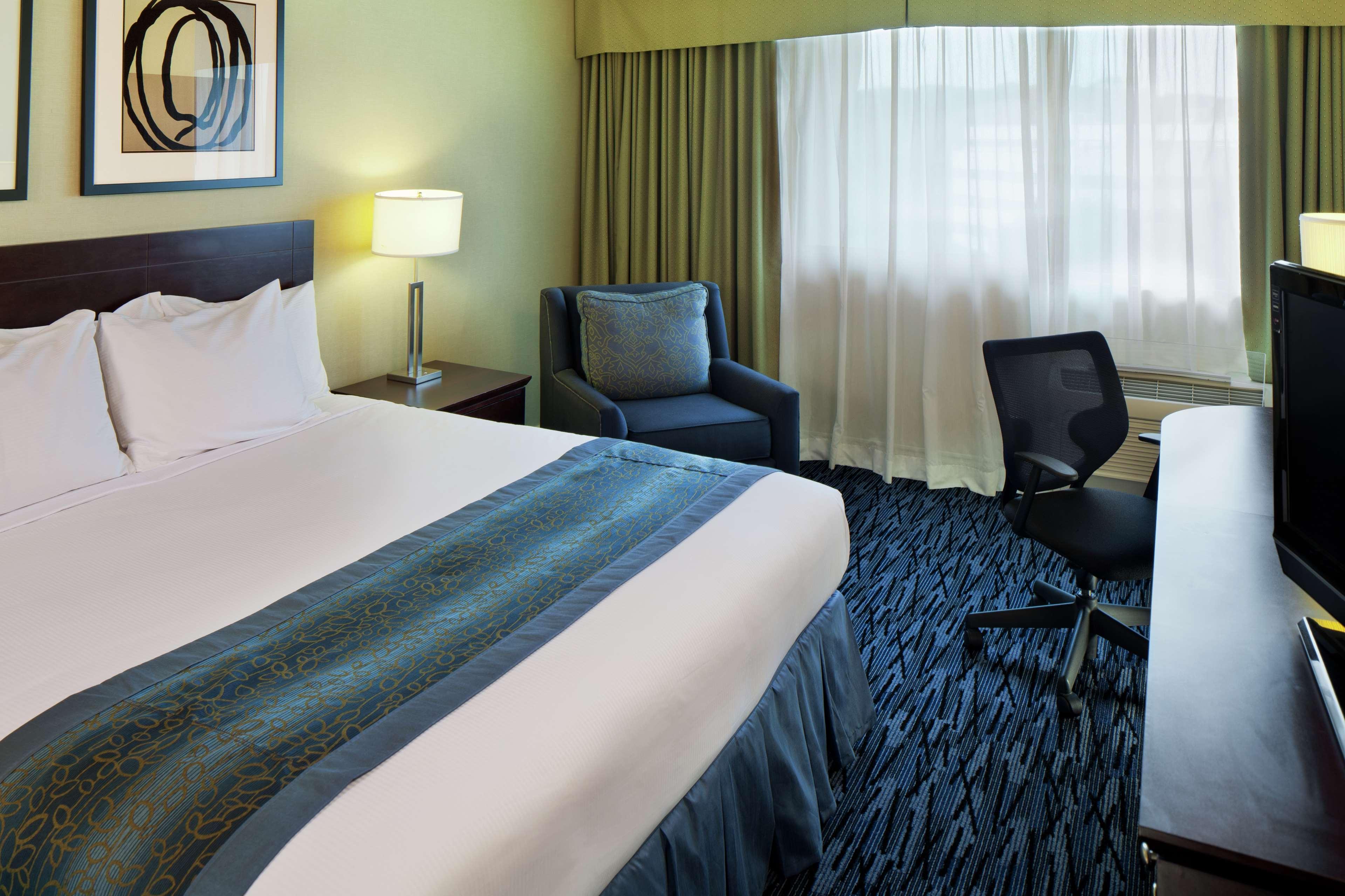 Doubletree By Hilton Norwalk Hotel Room photo