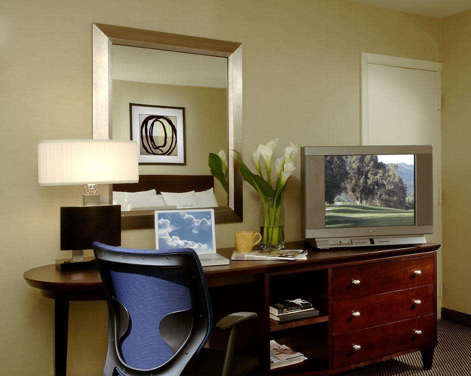Doubletree By Hilton Norwalk Hotel Room photo