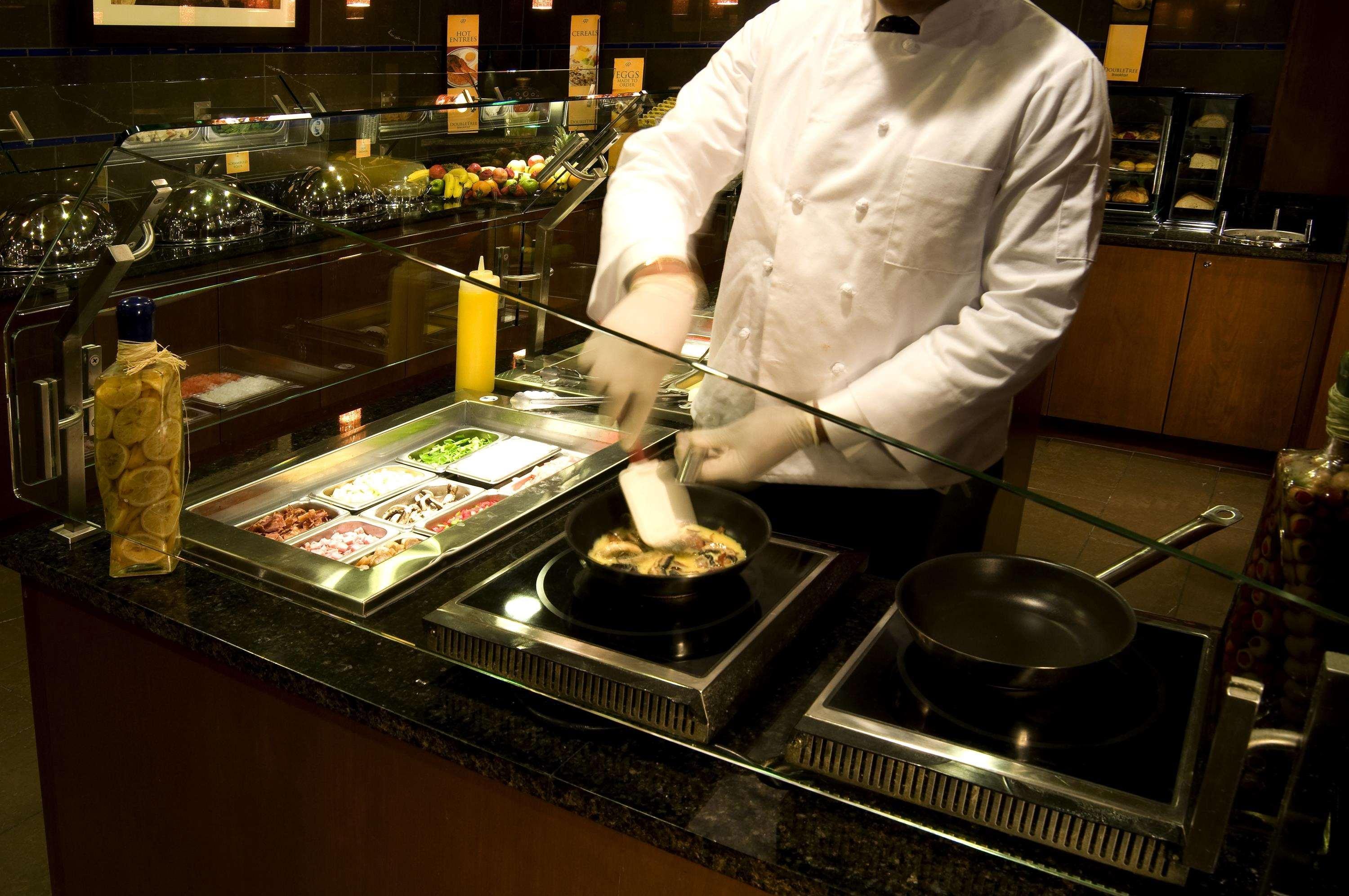 Doubletree By Hilton Norwalk Hotel Restaurant photo