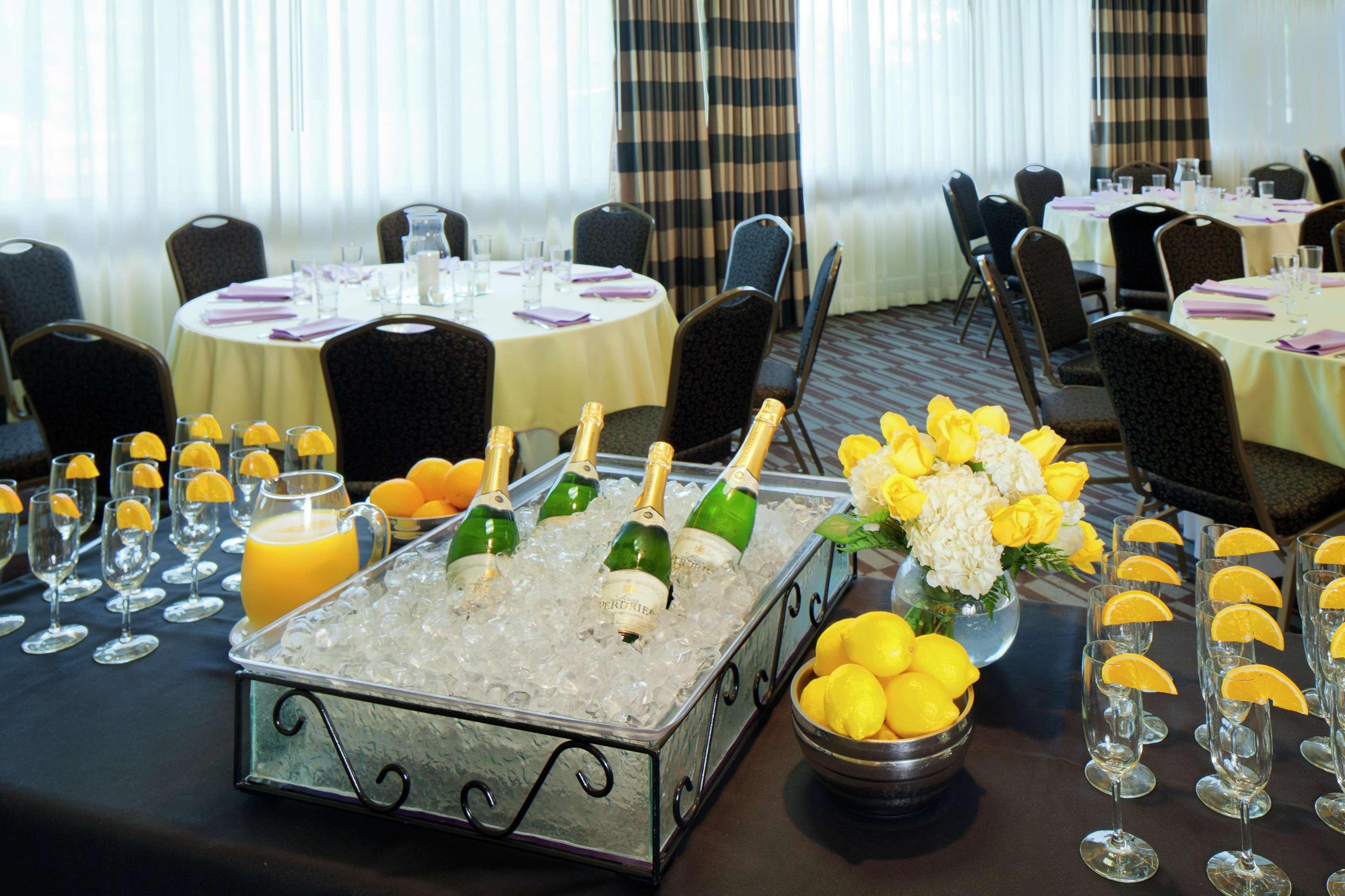 Doubletree By Hilton Norwalk Hotel Restaurant photo