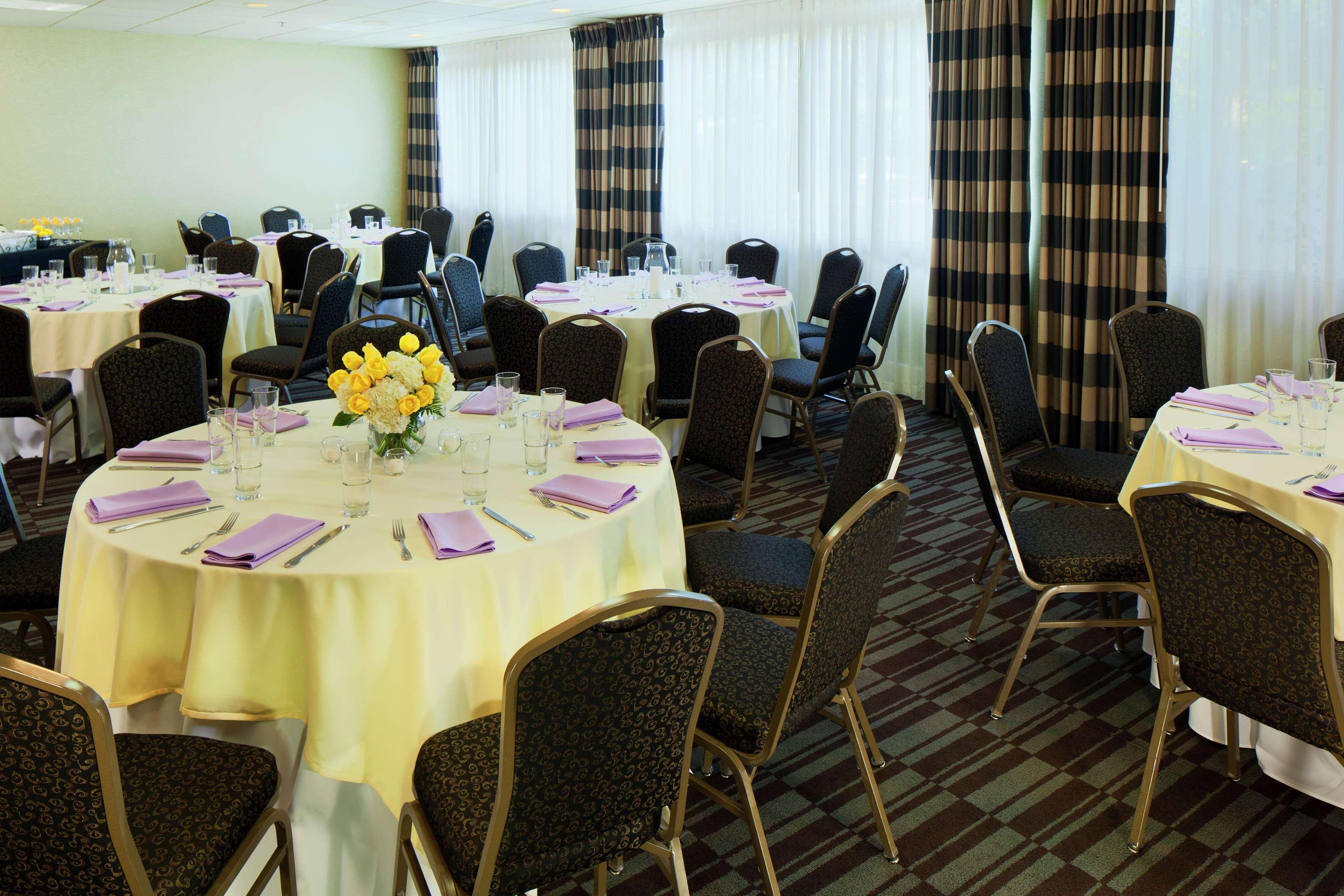 Doubletree By Hilton Norwalk Hotel Restaurant photo