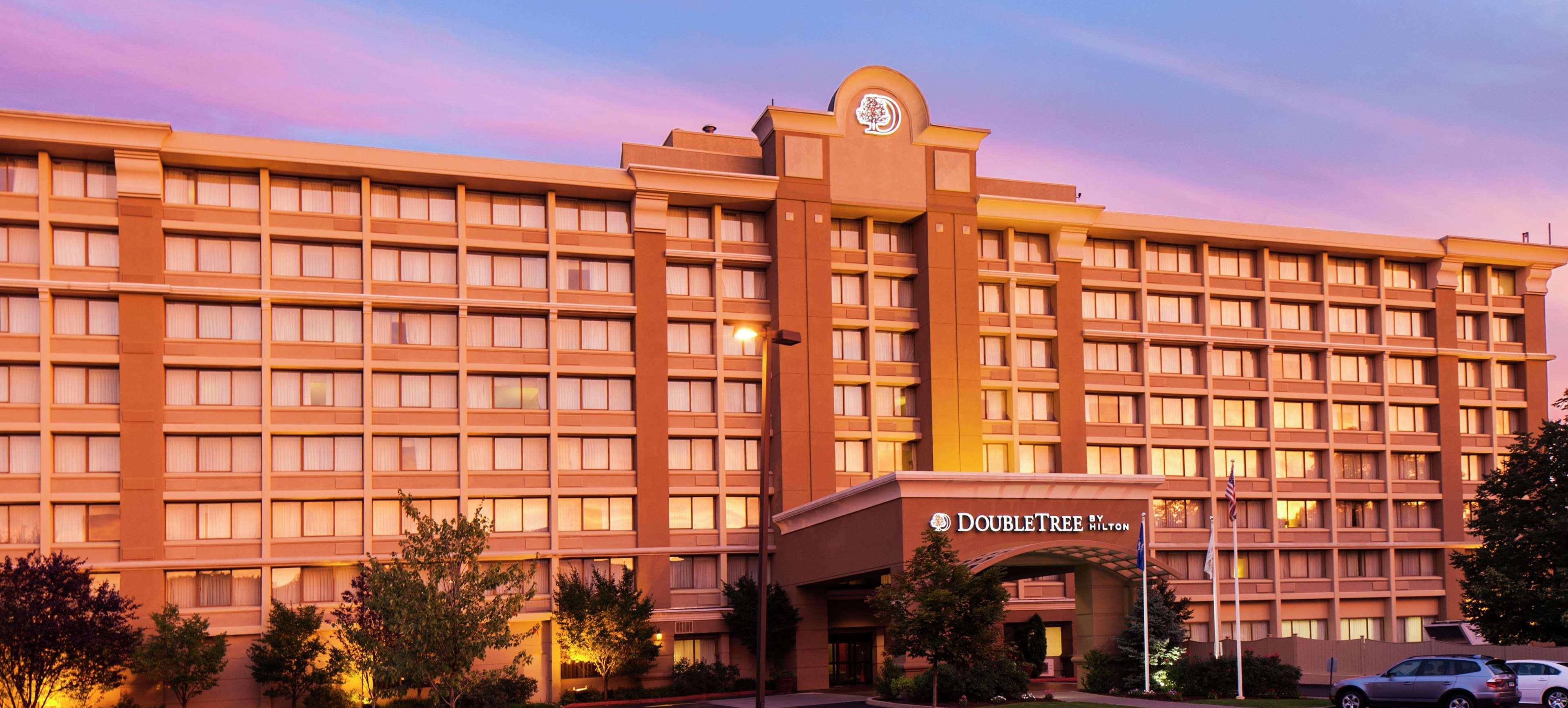 Doubletree By Hilton Norwalk Hotel Exterior photo