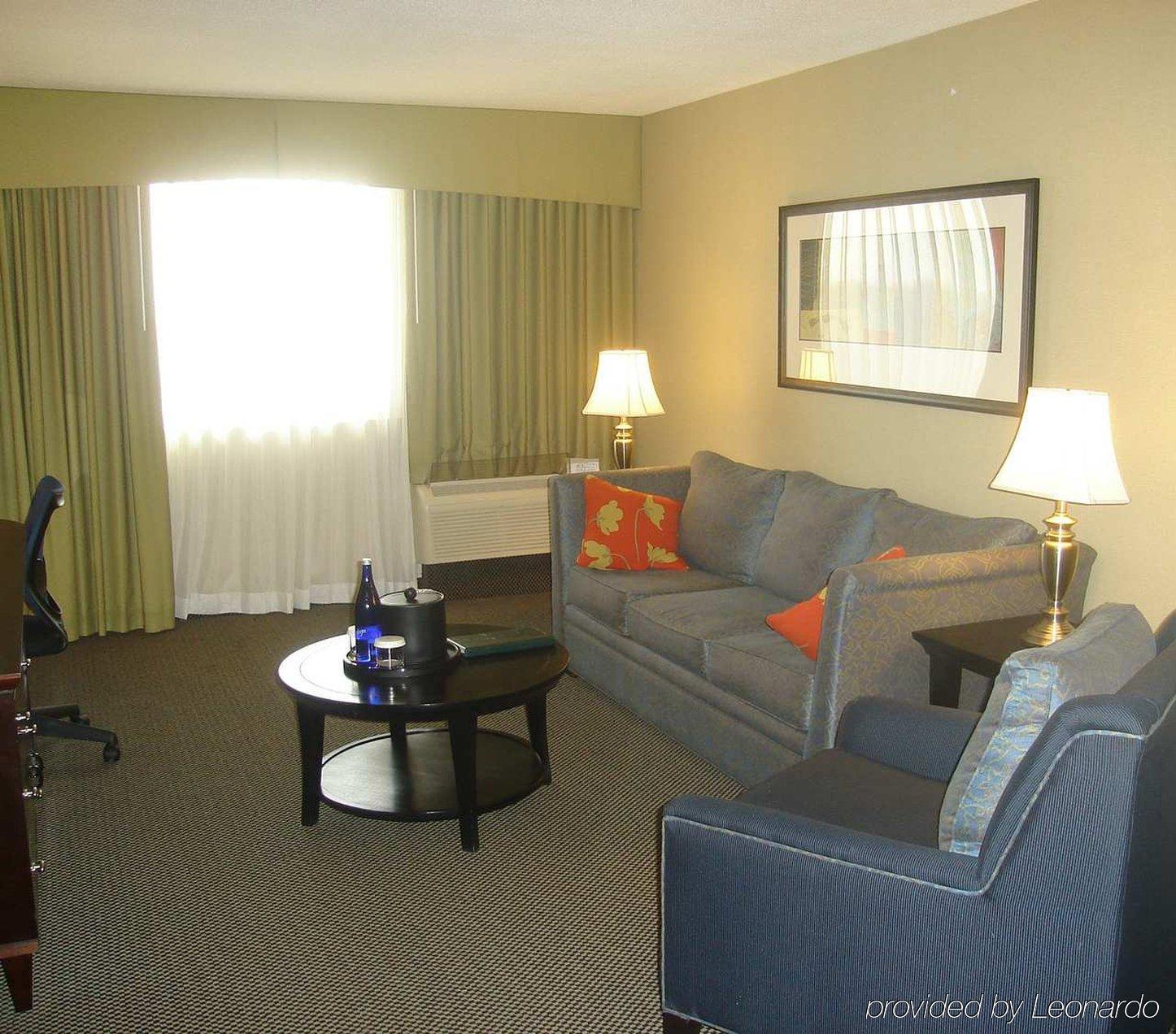 Doubletree By Hilton Norwalk Hotel Room photo