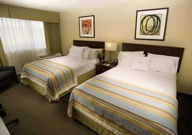 Doubletree By Hilton Norwalk Hotel Room photo